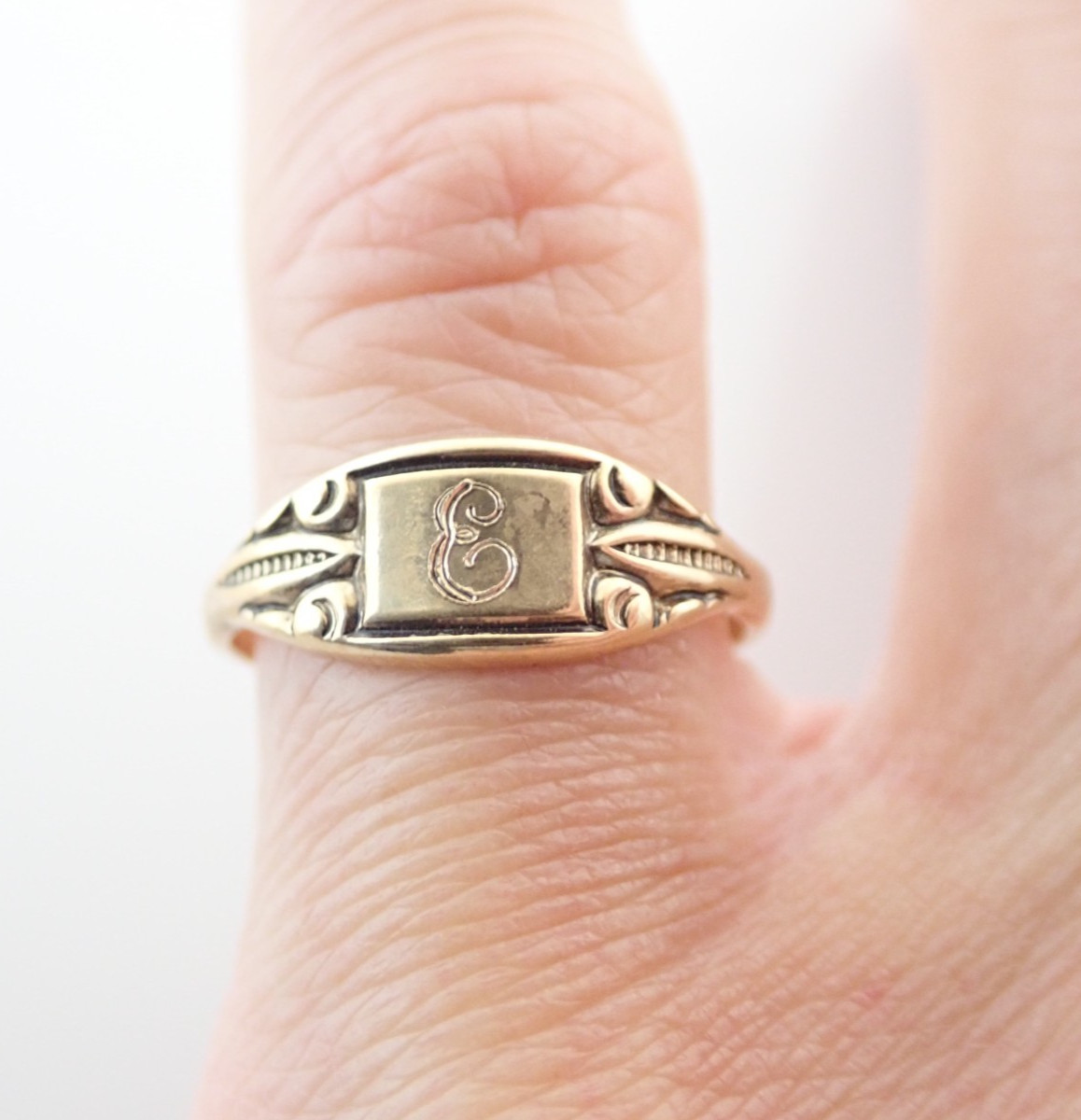 Vintage 18k HGE Signet Initial Letter “E” Pinky Band Ring Sz 5.75