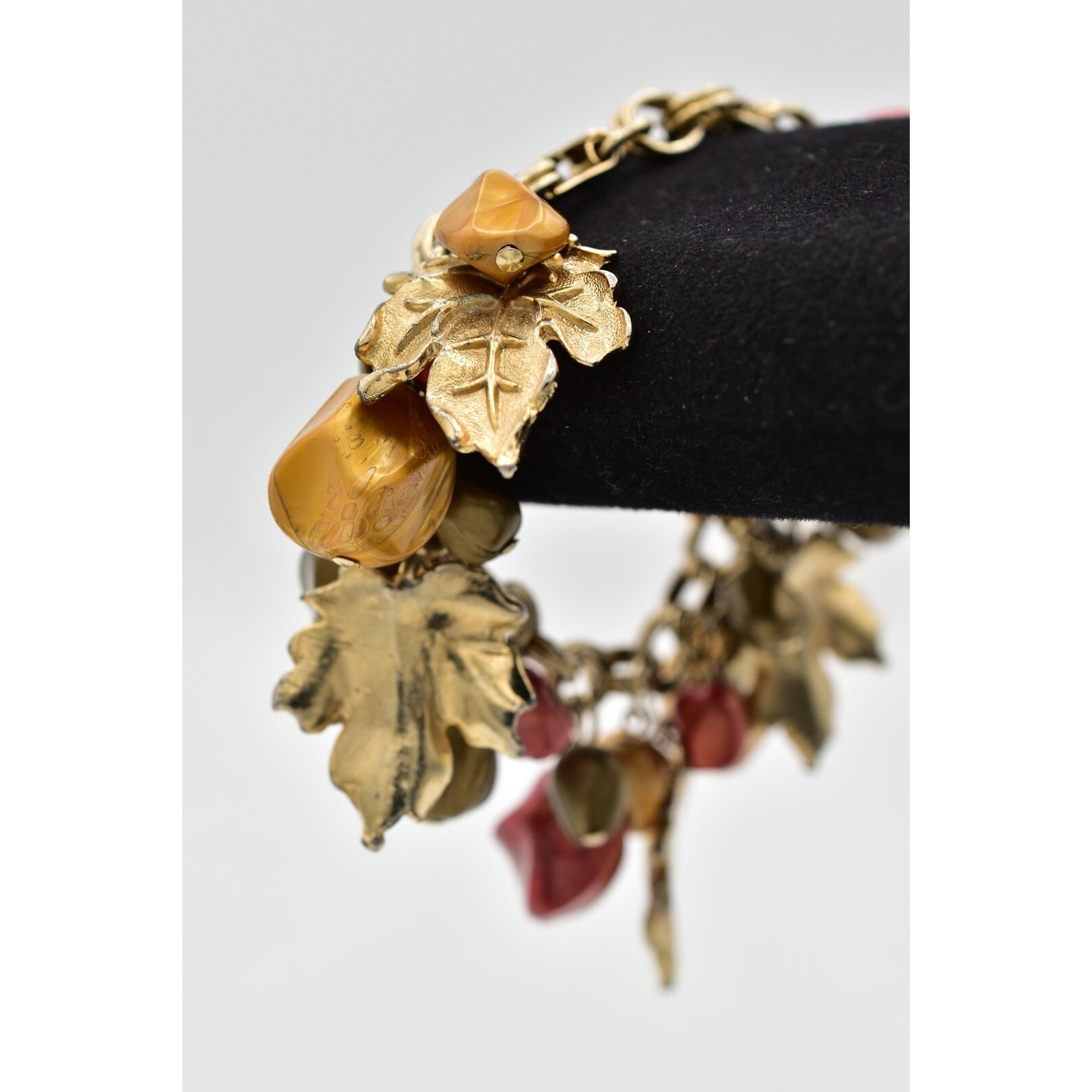 Vintage 7″ Charm Bracelet Leaf Lucite Brushed Gold Fall Autumn Chunky 1960s BinO