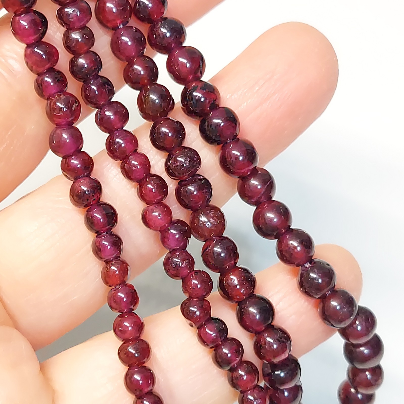 VTG Natural Garnet Graduated Hand Cut Bead Necklace 18.1″ Gold Tone Clasp 25.15g
