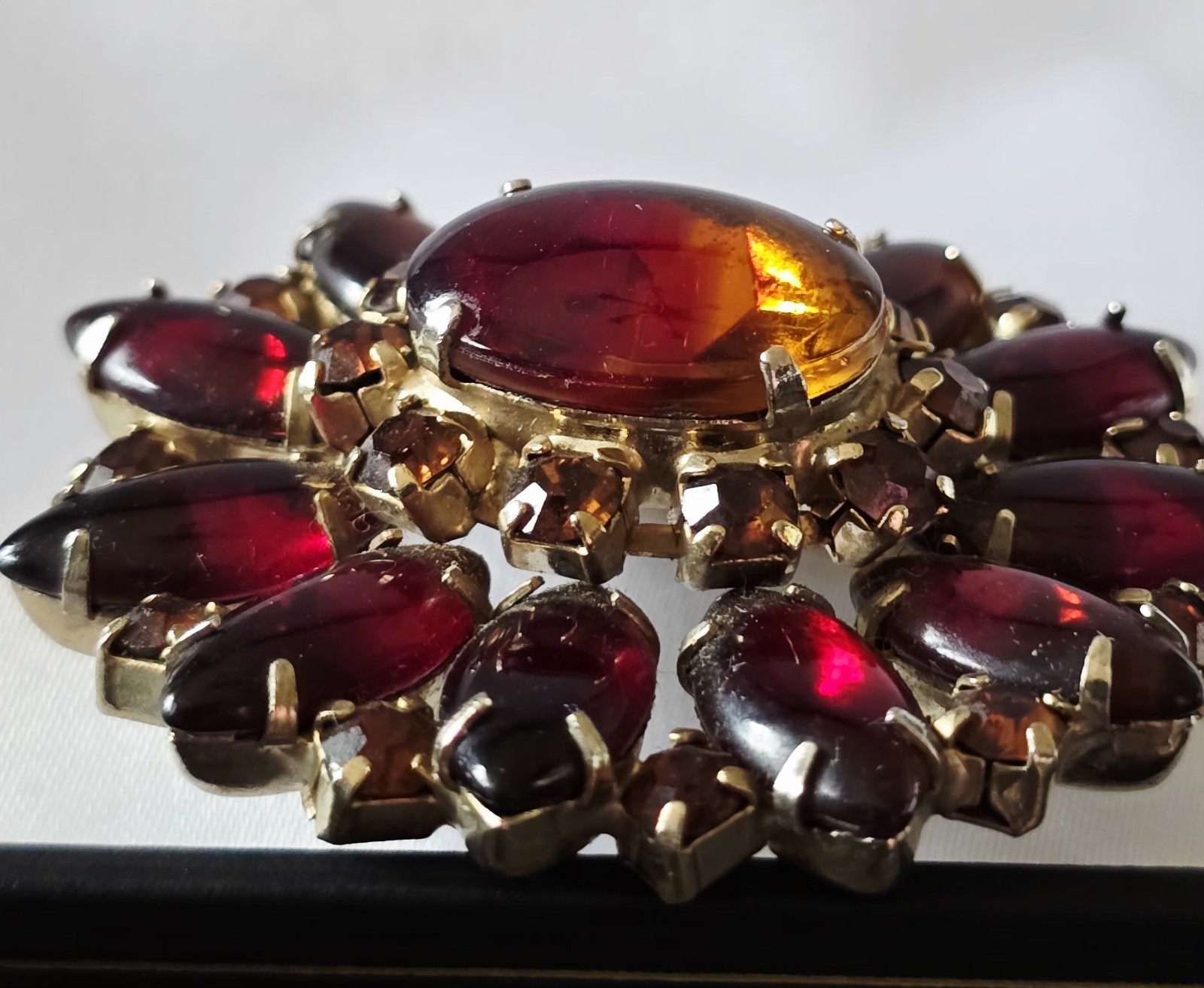RUBY RED & AMBER RUNWAY BROOCH OVAL SMOOTH GLASS REDDISH/AMBER CABOCHON☆2.25″☆