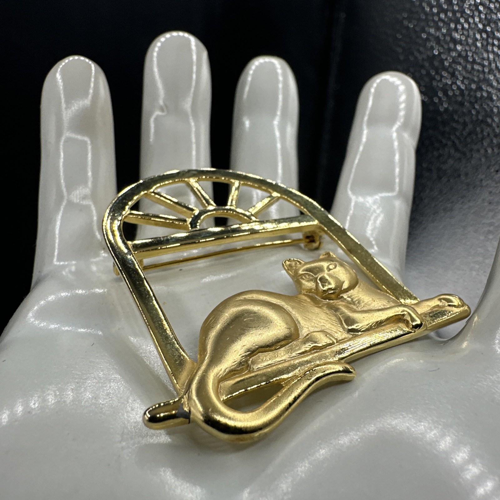 Vintage JJ CAT ON THE WINDOW gold toned brooch. See pics. Signed.