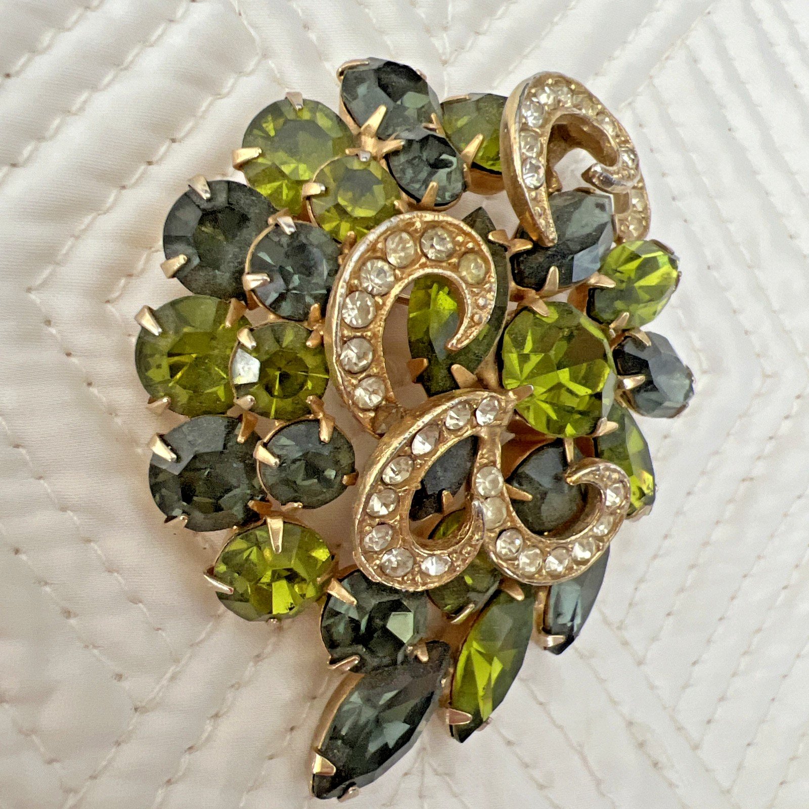 VINTAGE GREEN RHINESTONE FLOWER SWIRL BROOCH 2 1/2″ x 2″