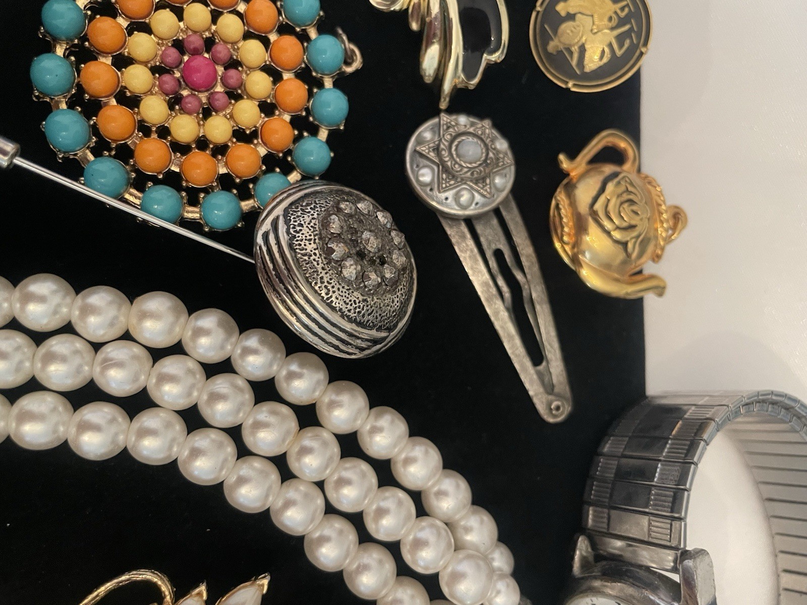 VINTAGE Junk Jewelry Lot FOR CEAFTS Some Signed Pieces Broken Singles Age Wear