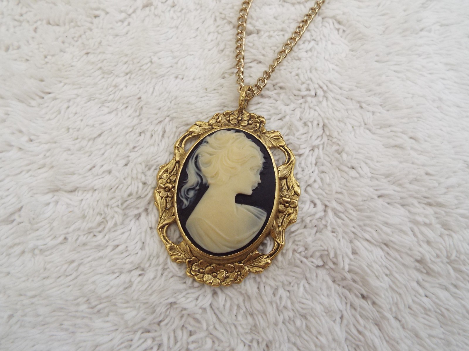Goldtone Black Cream Lady Cameo Pendant Necklace (B6)