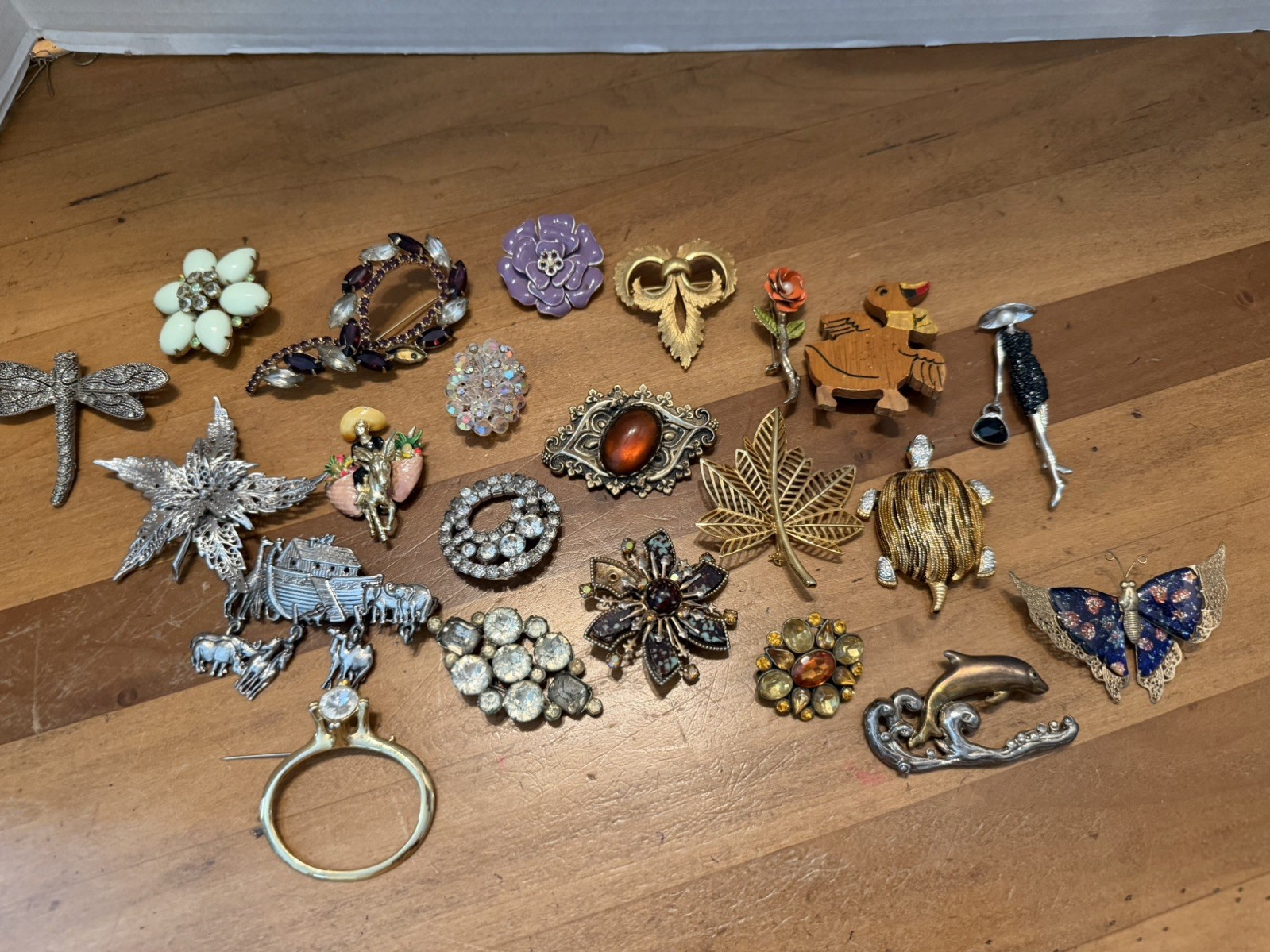 Vintage Estate Jewelry collection of various brooches