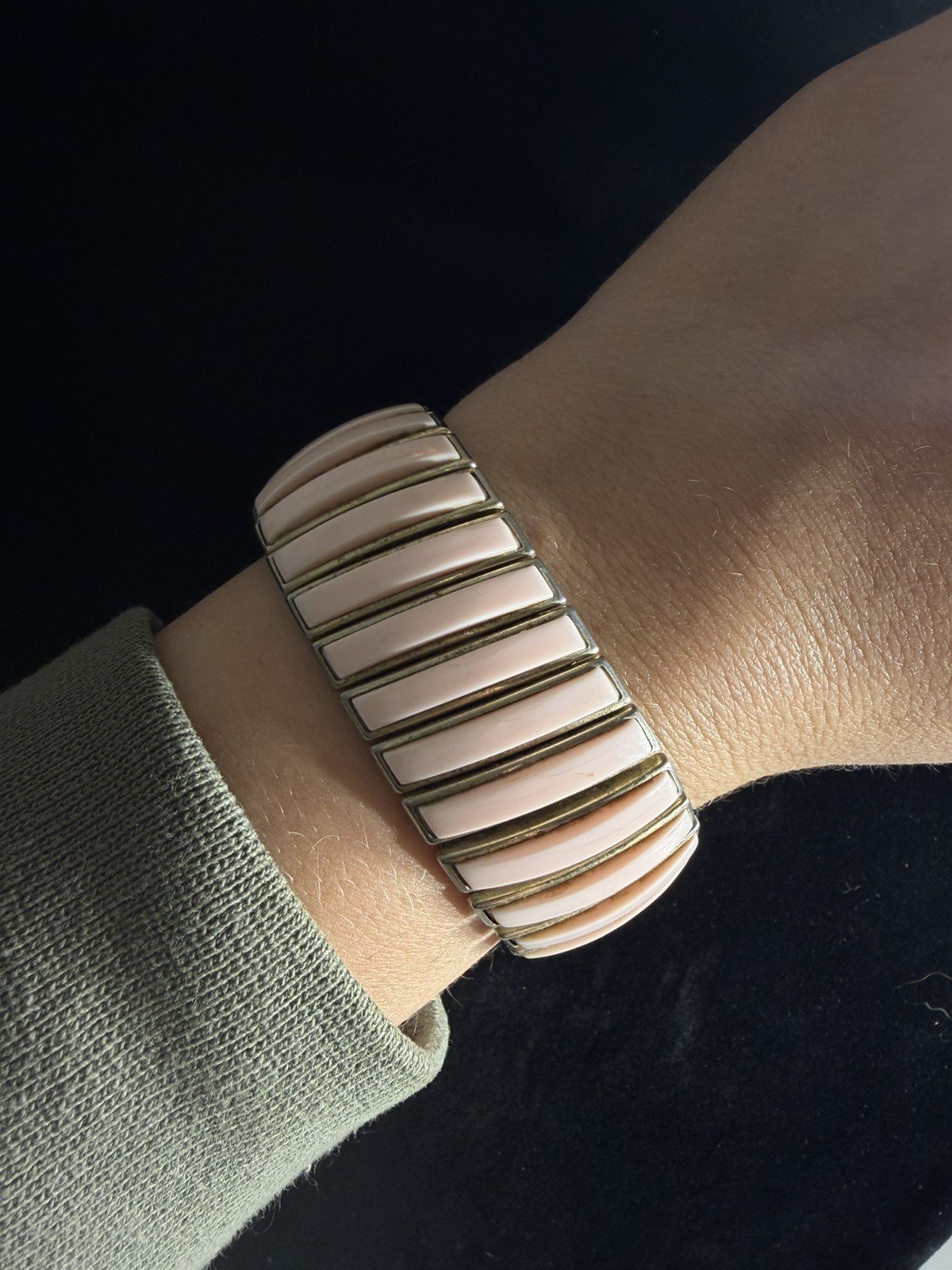 Vintage Gold Tone 1950’s Expansion Thermoset Plastic Pink Bracelet One Size