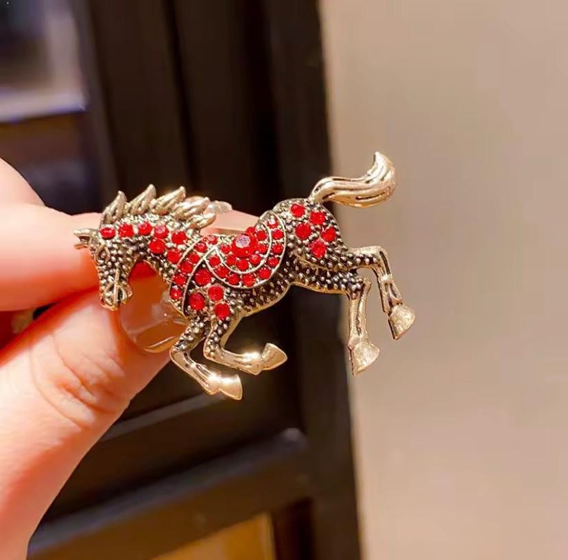Vintage Red Crystal Horse Brooch Pin Antique Gold Tone Rhinestone Animal Jewelry
