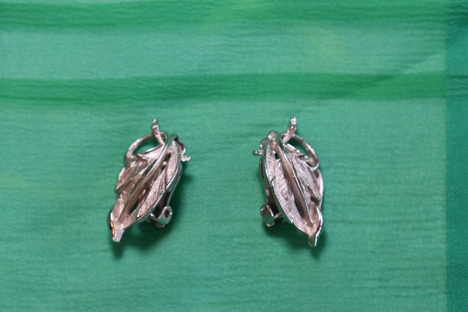 Vintage LISNER Silver Tone Leaf Clip On Earrings Costume Jewelry – Signed
