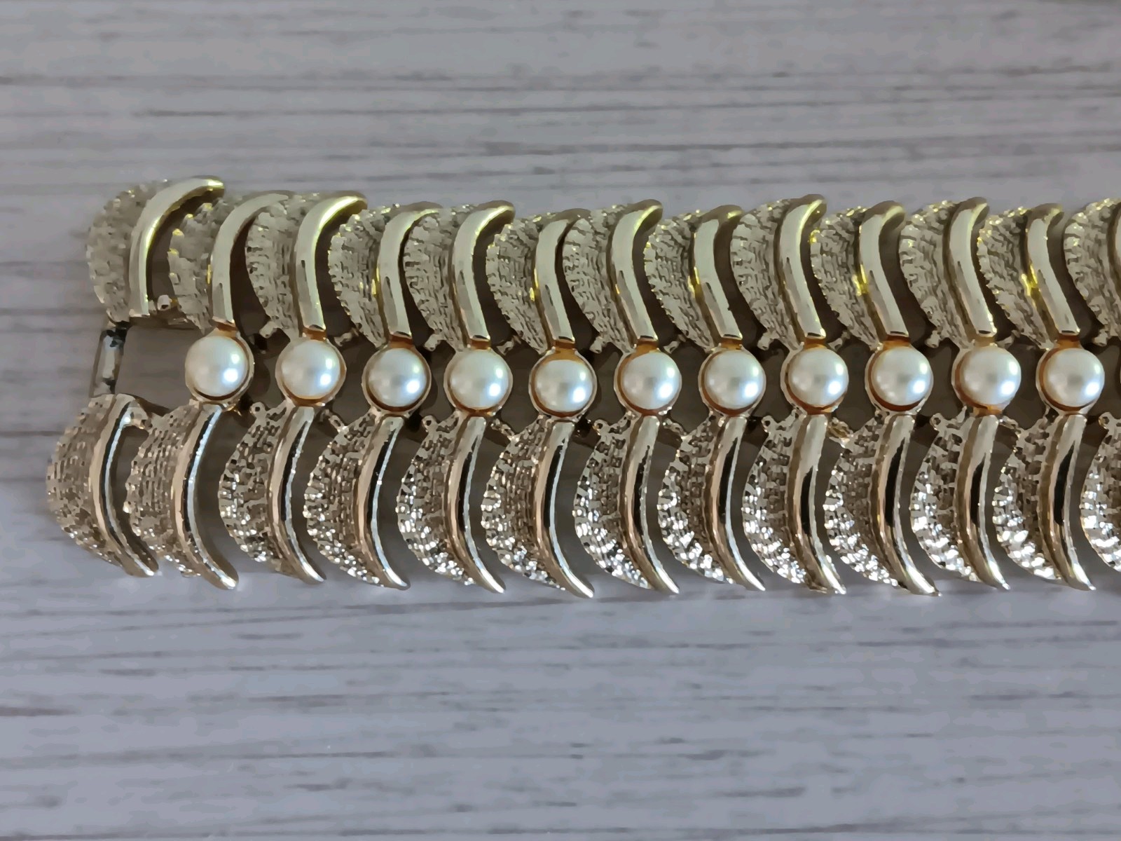 Vintage Kramer Gold-Tone Leaf Design Faux Pearl Necklace 16″ & Bracelet 7″ Set