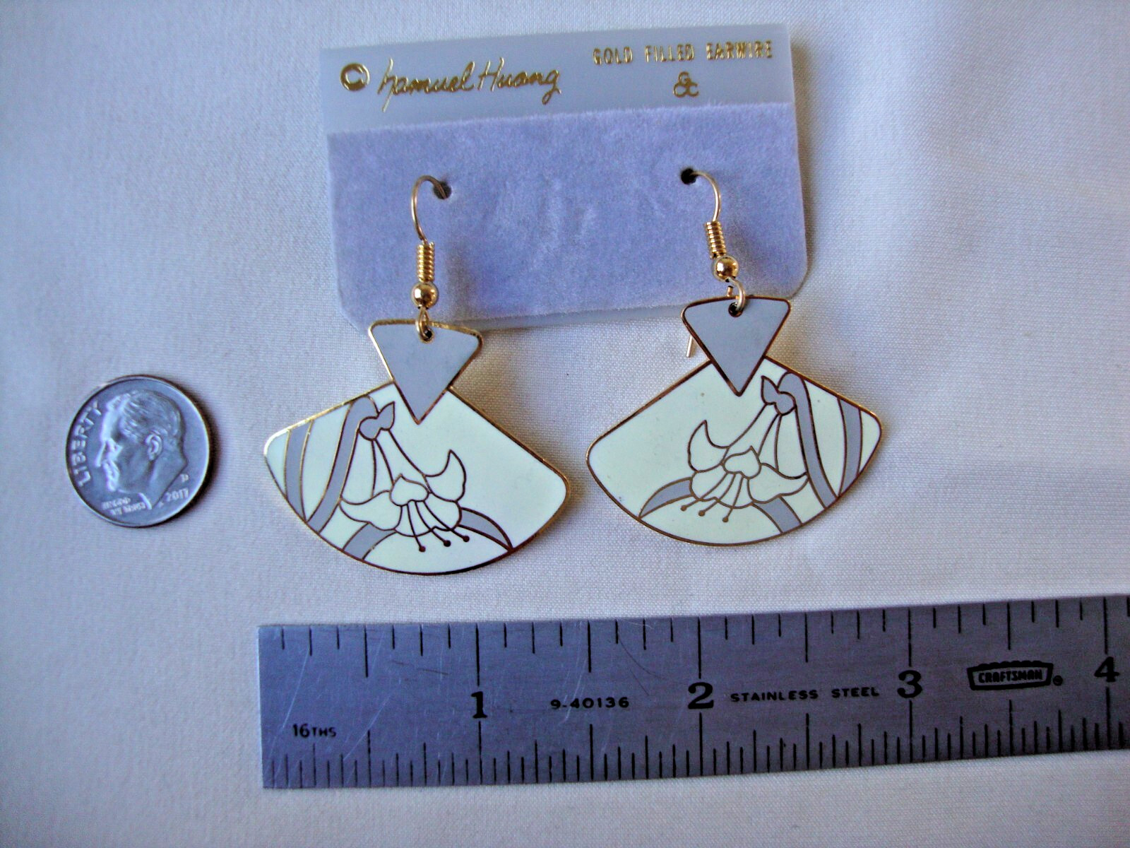 VINTAGE SAMUEL HUANG DESIGNER CLOISONNE ART NOUVEAU IRIS GRAY CREAM EARRINGS