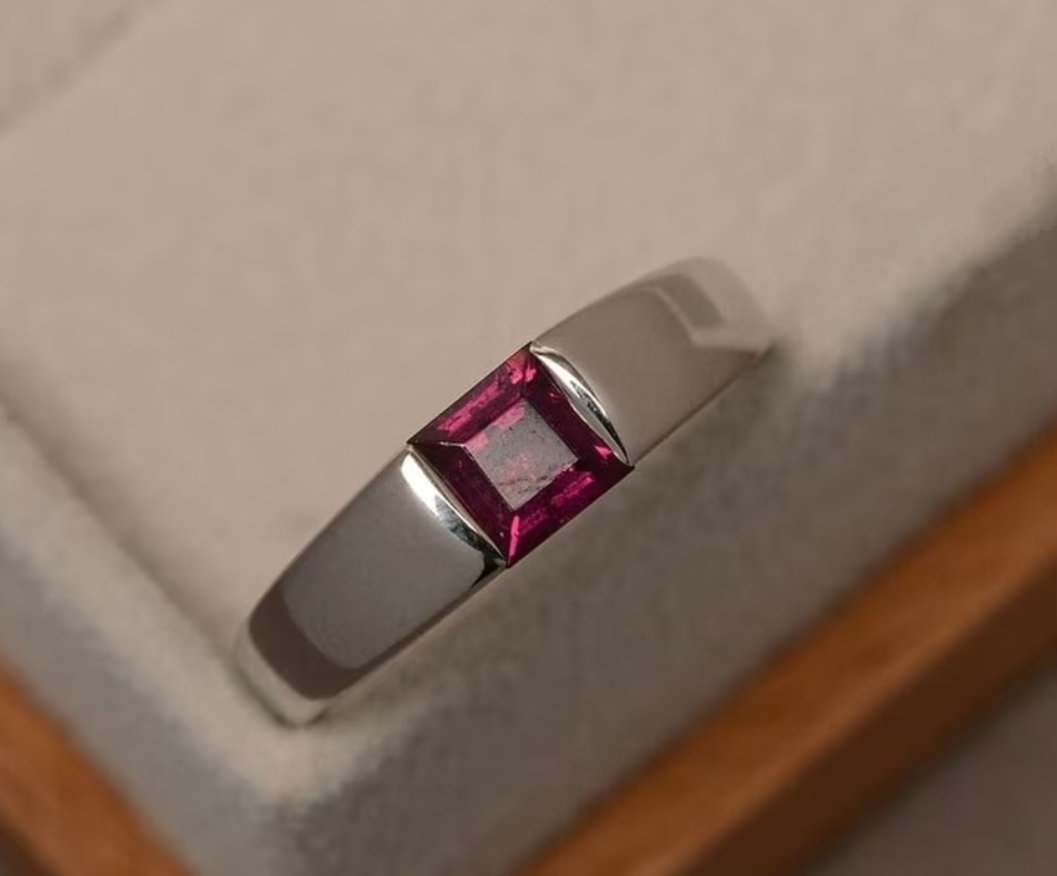 Vintage Sterling Silver 925 Square Cut Garnet Gemstone Birthstone Ring, Size 7