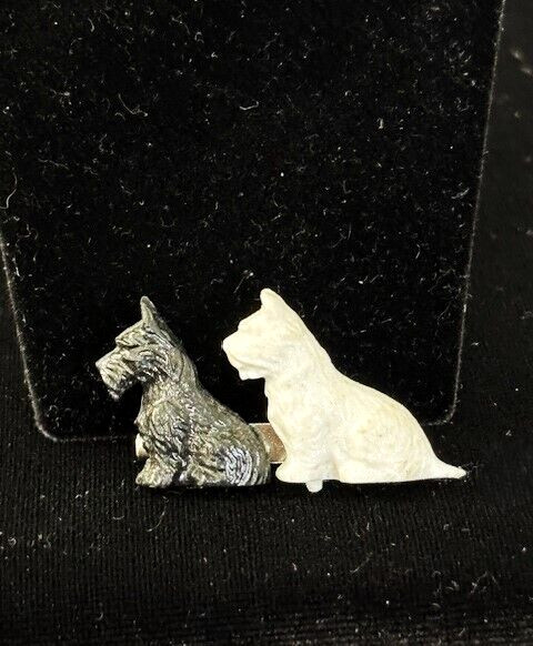 Vintage GREAT BRITAIN Plastic Black White SCOTTY TERRIER DOGS Pin Badge C Clasp