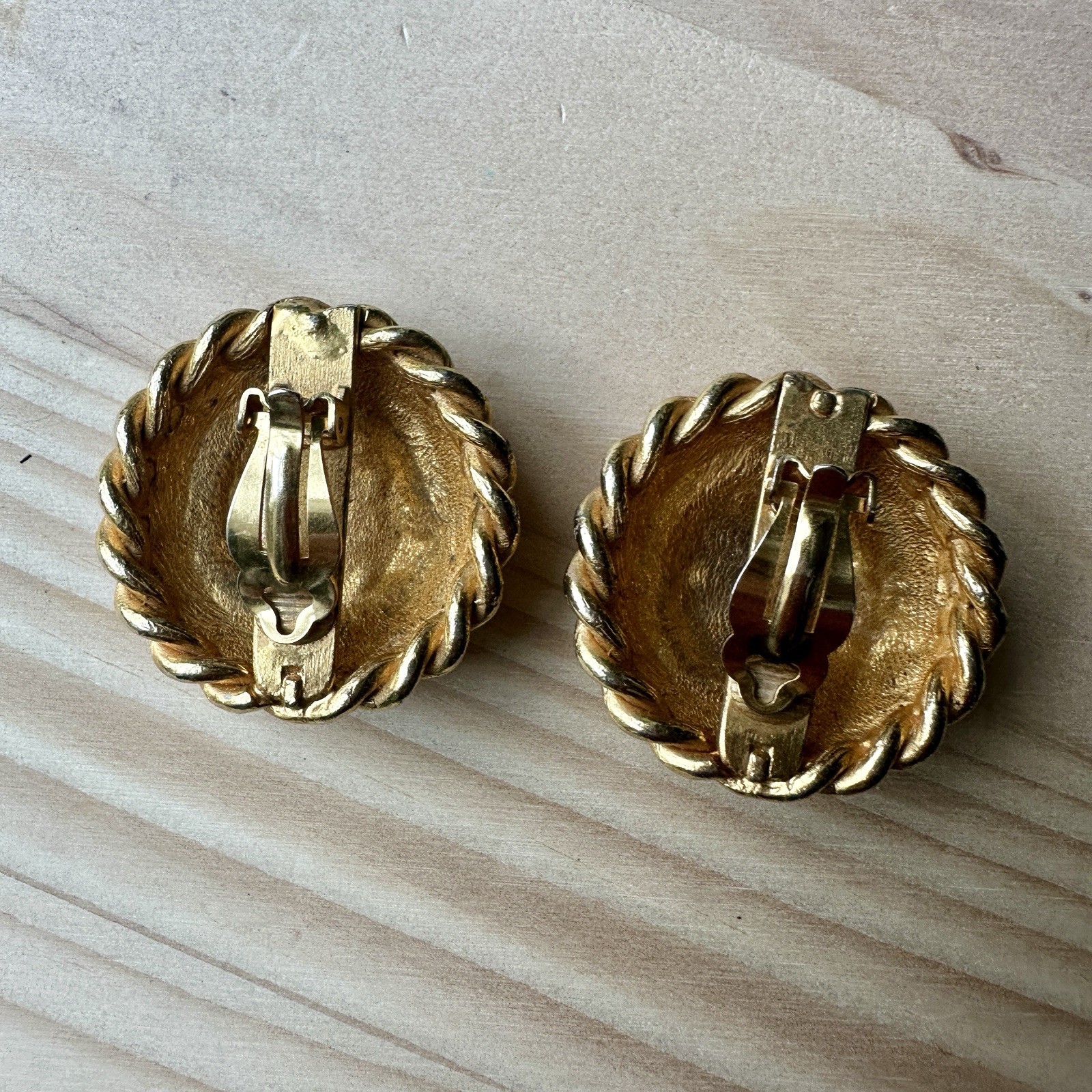 VTG Statement Earrings 1.75 Inch Medallion Rope Style Edging Clips Round Gold