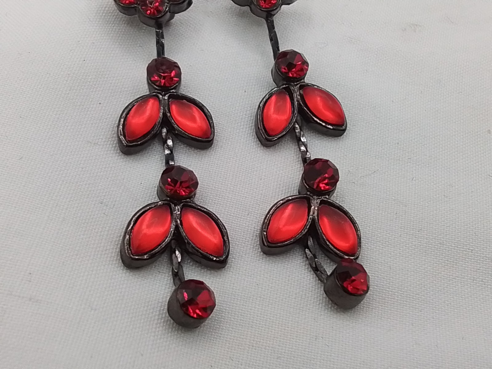 2″ RED CRYSTAL BLACK ALLOY VTG ESTATE DANGLE DAINTY FLOWER VINE PIERCED EARRINGS