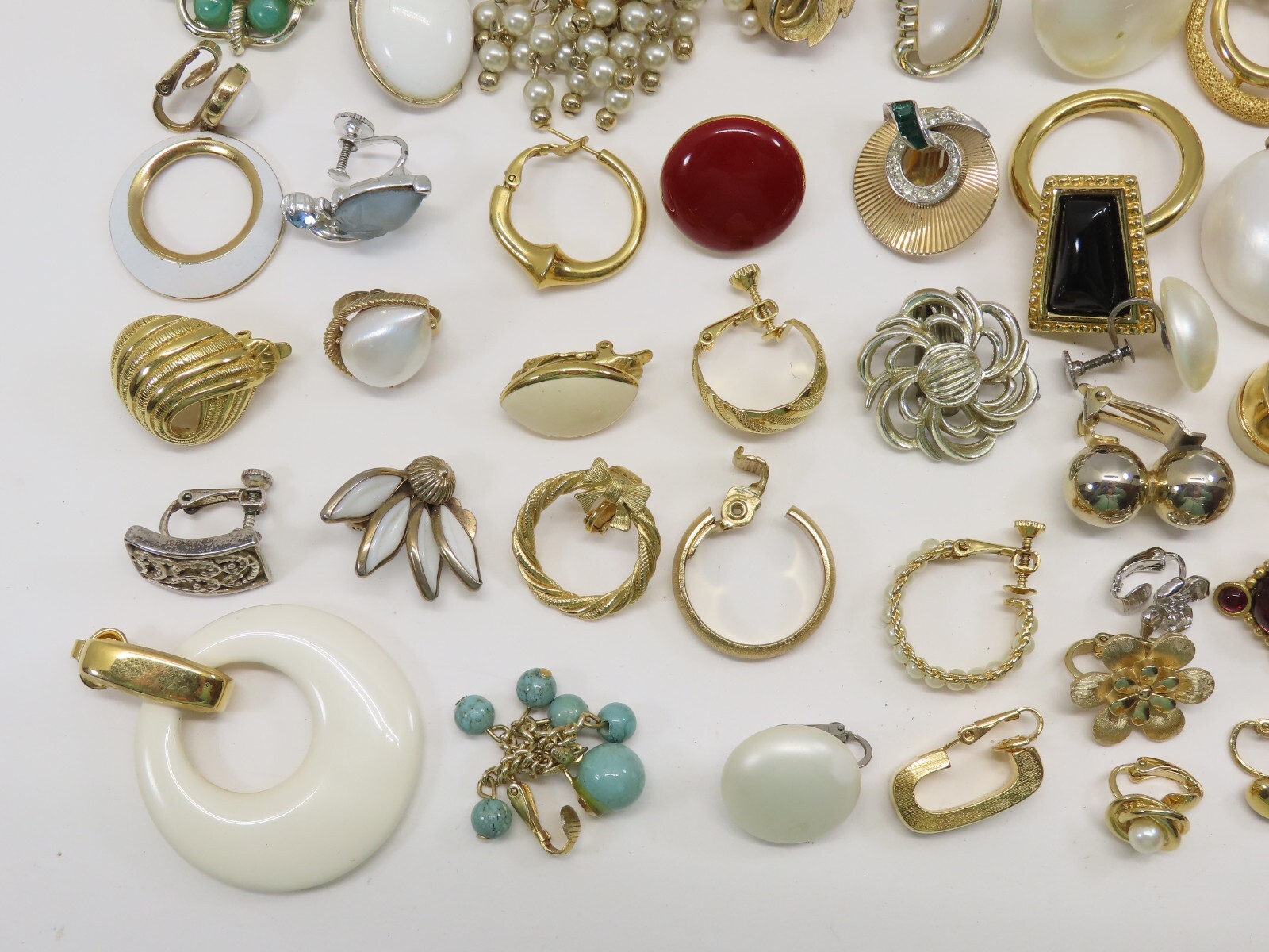 Single Earrings Lot ALL SIGNED 14 Crown Trifari Richelieu Monet + VTG 50+ D2216