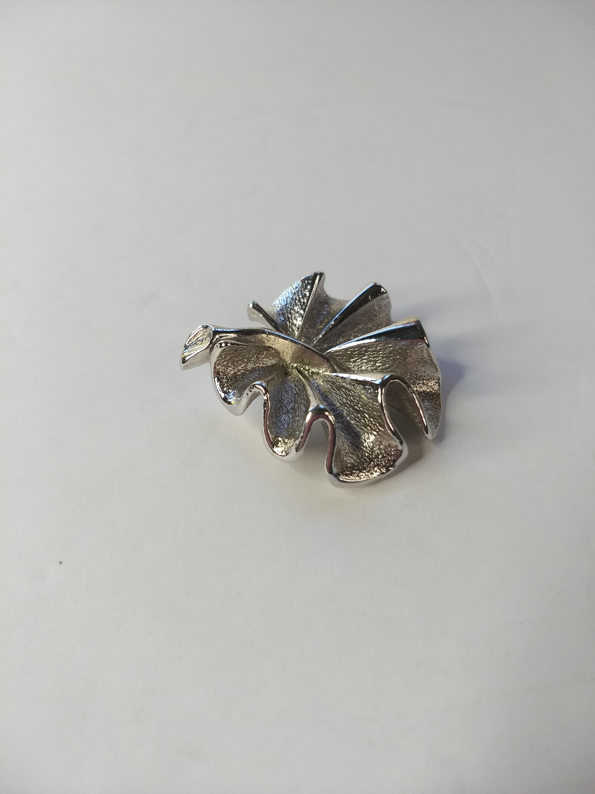 Sarah Coventry Silver Tone Rolling Leaf Pin Brooch Vintage Glam Nature