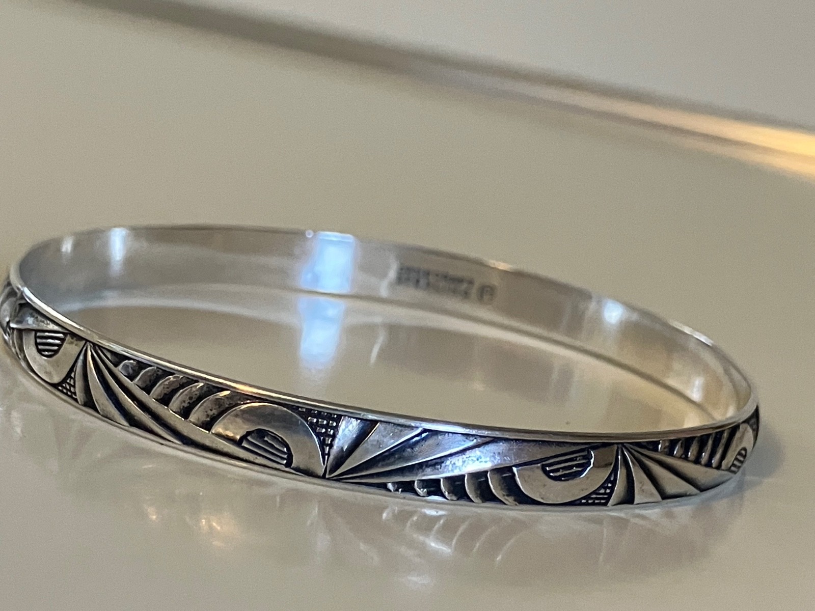 VINTAGE STERLING SILVER ART DECO JAZZ REPOUSSE PATTERN DANECRAFT BANGLE BRACELET
