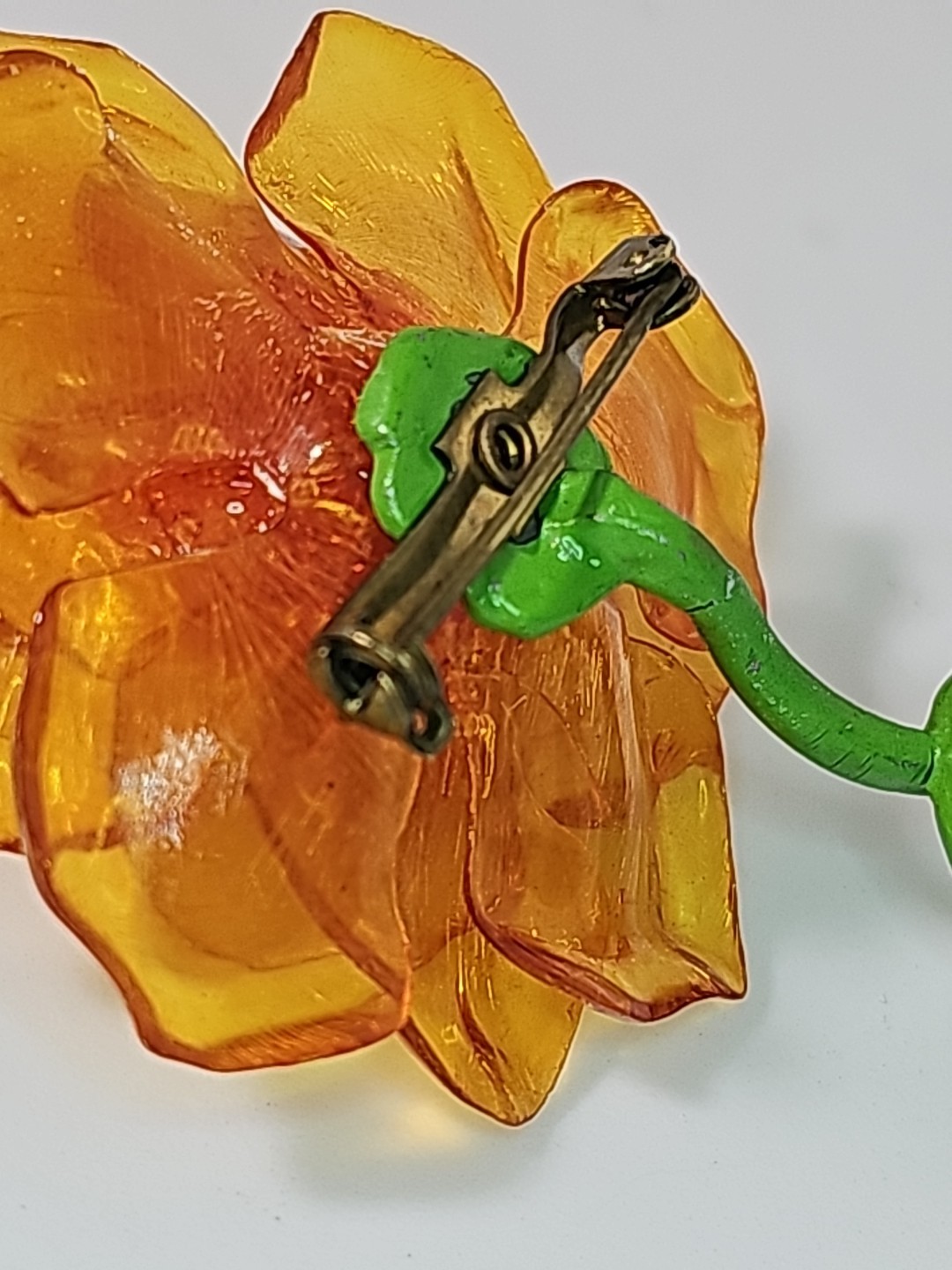 VTG CURLY AMBER CELLULOSE ACETATE ROSE FLOWER HI-RELIEF ENAMEL BROOCH PIN 3.5″
