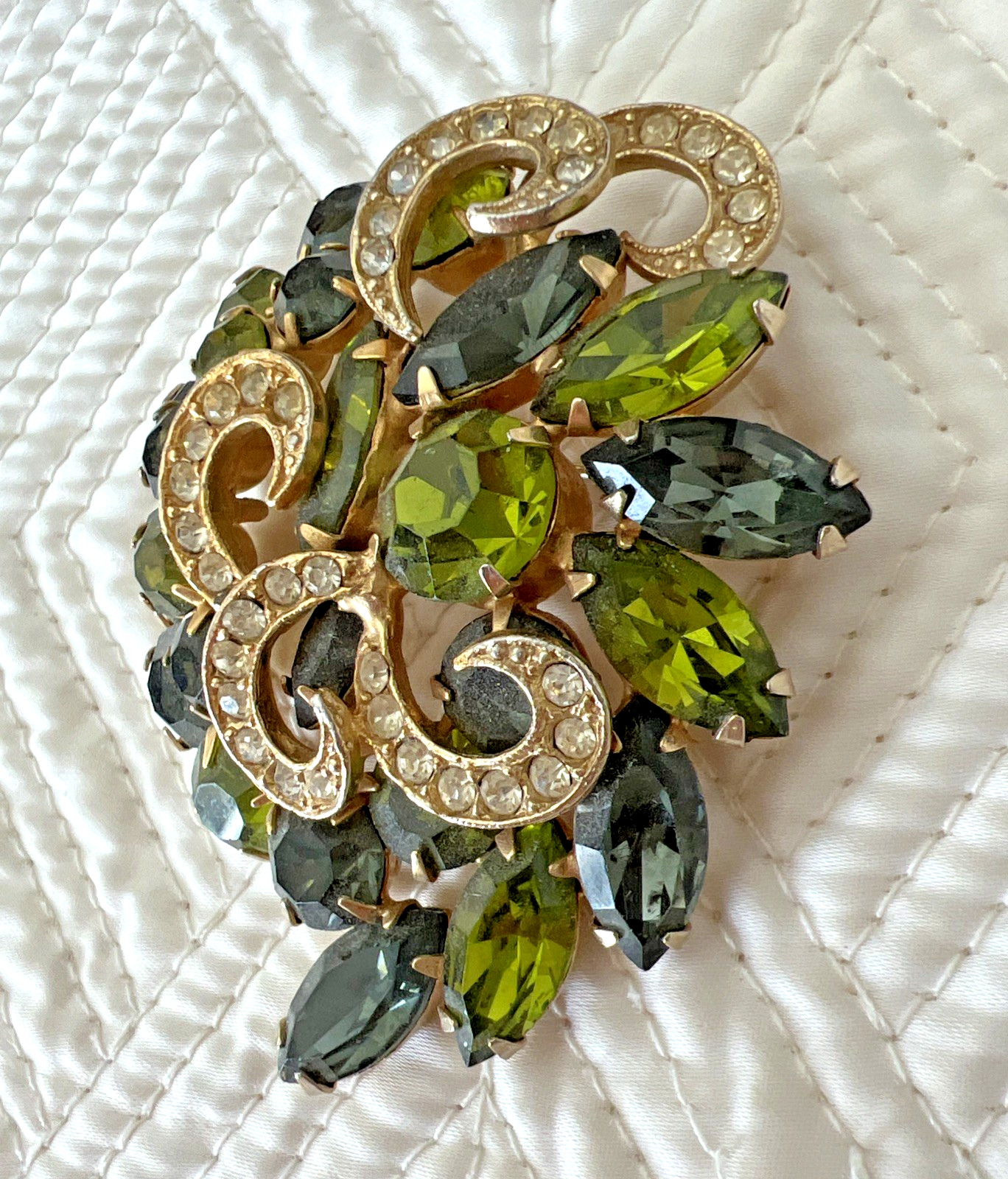 VINTAGE GREEN RHINESTONE FLOWER SWIRL BROOCH 2 1/2″ x 2″