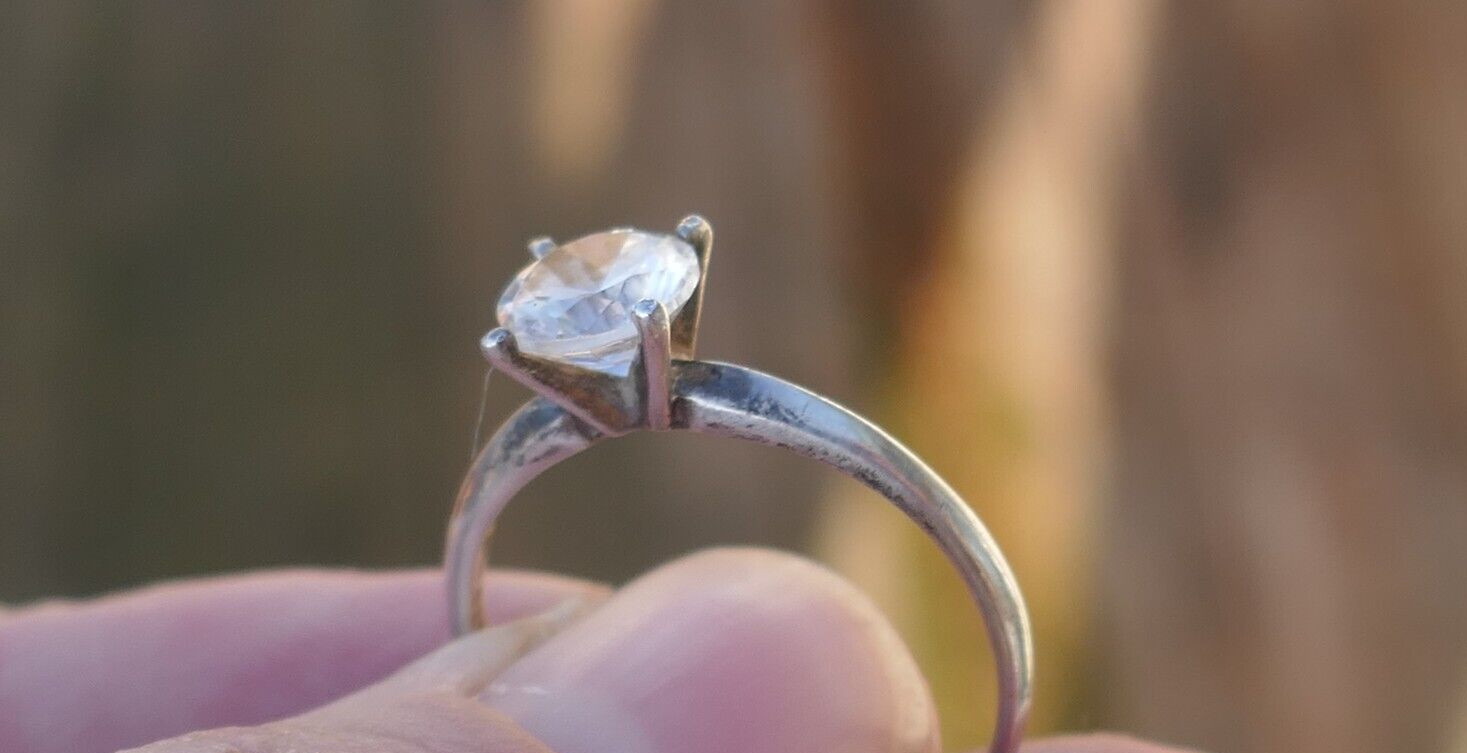 Vintage Sterling Silver & 6.4mm Cubic Zirconia Ring – Size 8