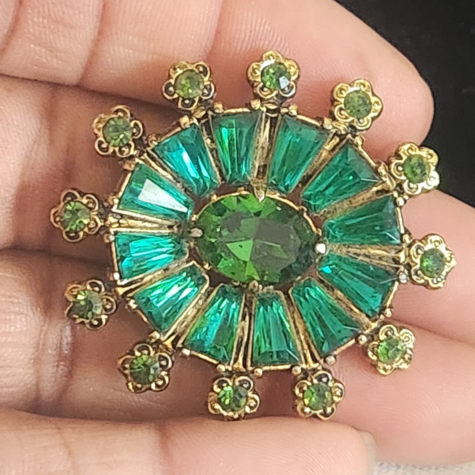 Vintage Emerald Green Sunburst Brooch Gold Tone Rhinestone Starburst Pin 1.5″