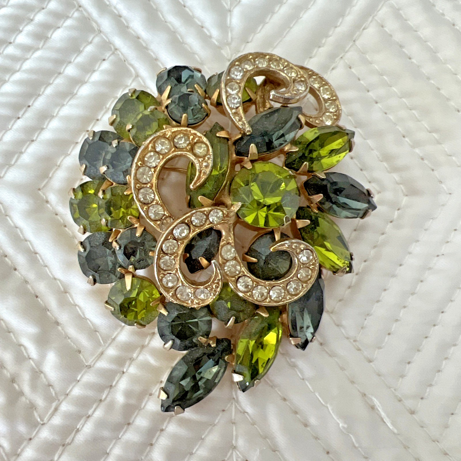VINTAGE GREEN RHINESTONE FLOWER SWIRL BROOCH 2 1/2″ x 2″