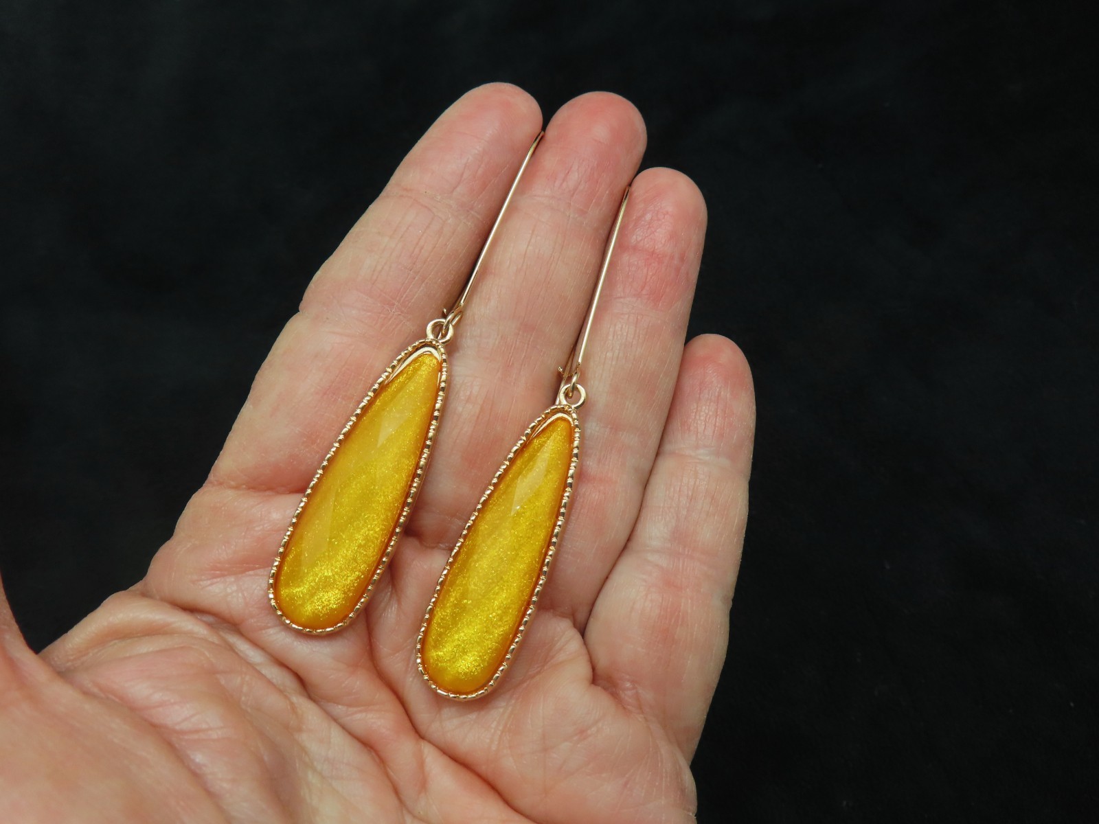 Vintage Contemporary Gold Tone Yellow/Amber Colored Teardrop Pierced Earrings