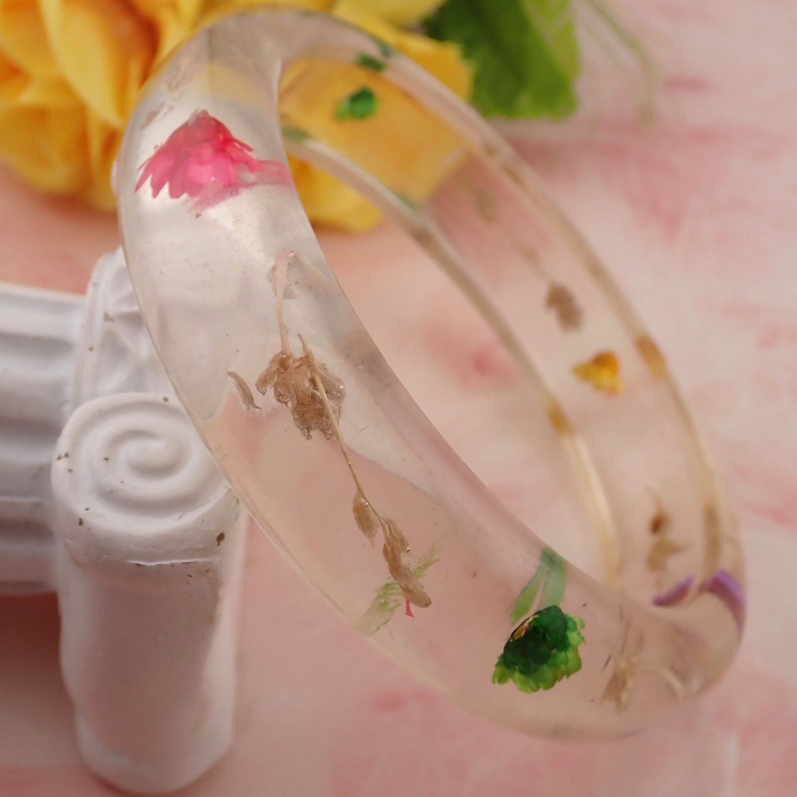 VTG 1960’s Clear Lucite Resin Dried Multicolor Flower 7 3/4″ Bangle Bracelet