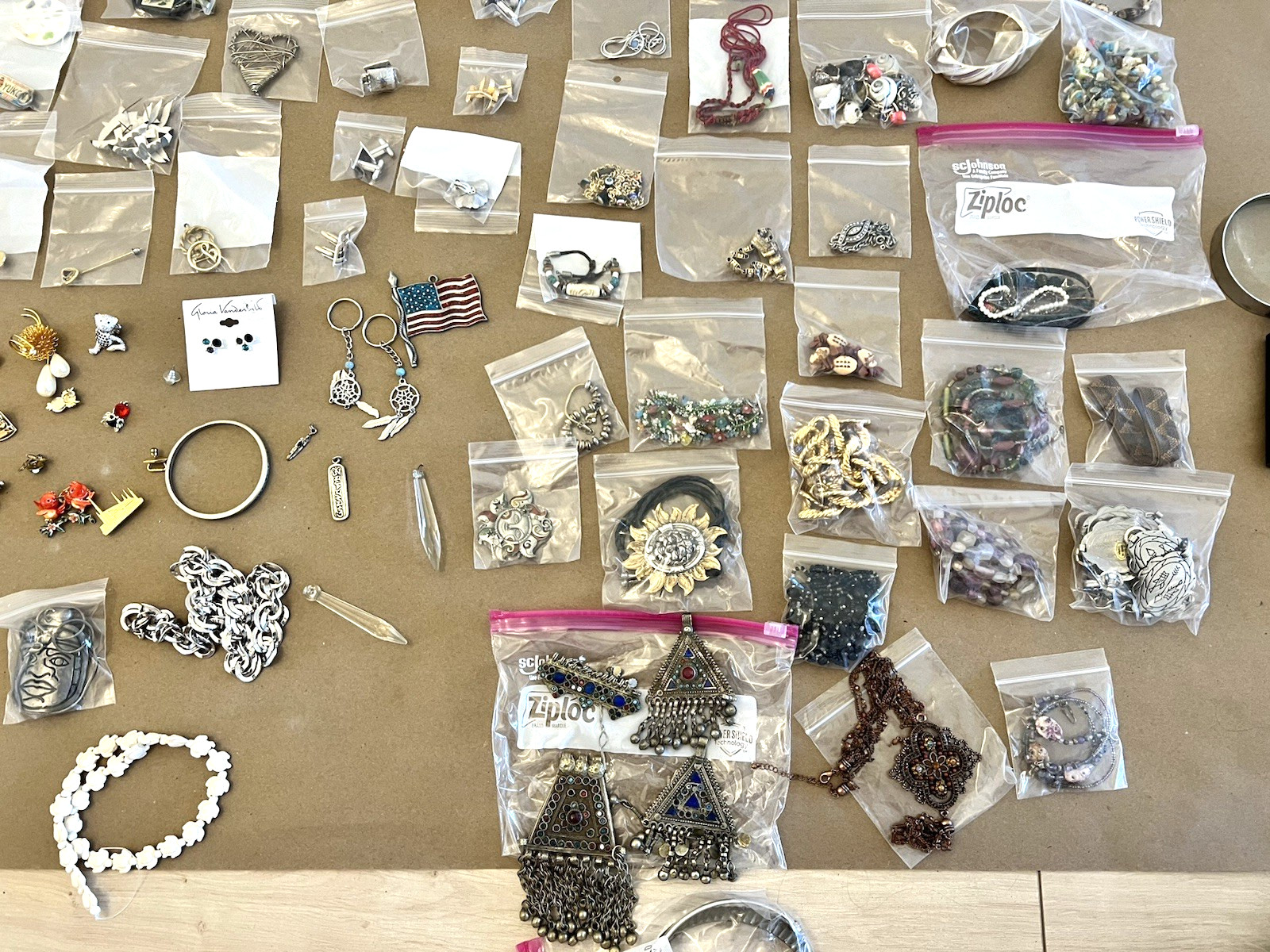 30lb LOT Vintage Jewelry Necklace Brooch Pendant Earrings Bracelet Costume Watch