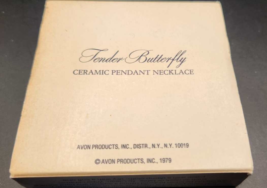 Avon Tender Butterfly Hand Painted Ceramic Pendant Silk-Like Necklace – VTG 1979