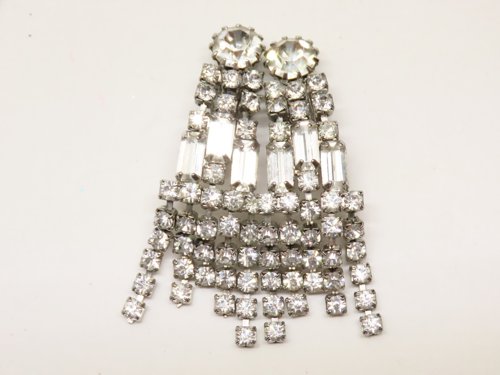 Vintage Signed Weiss Rhinestone Crystal Earrings Dangle Clip On Prong D5374