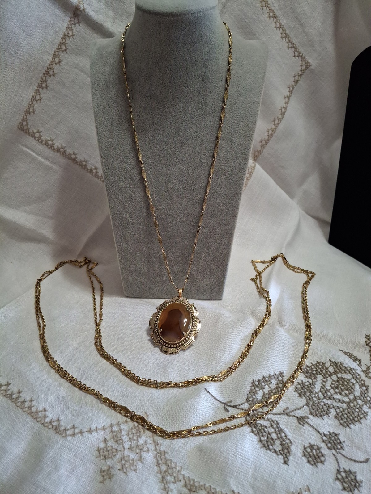 Vtg Striking Large Agate Pendant Filigree & 2 Necklaces Yellow Gold Textured Set