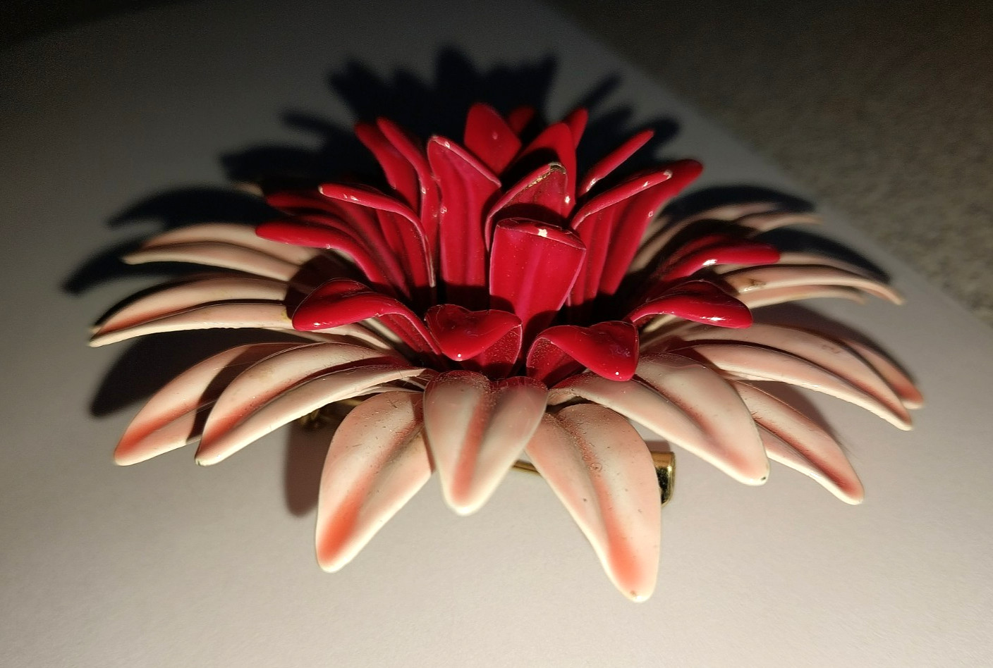 VINTAGE LARGE 3″ ENAMELED METAL BROOCH / PIN PINK RED DAISY STYLE FLOWER