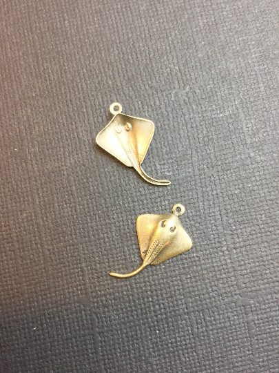 46243 – 6 Pc. Lot Stingray Jewelry Finding Charm BRASS Oxidized