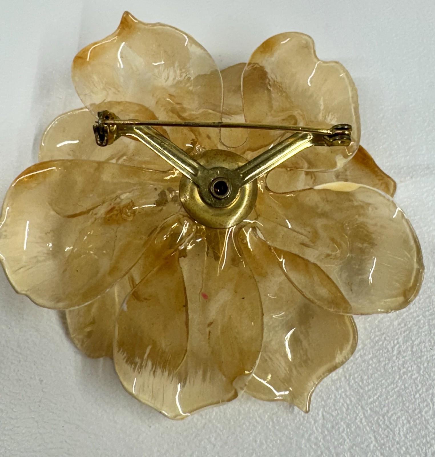 CELLULOSE ACETATE FLOWER BROOCH BEIGE VINTAGE