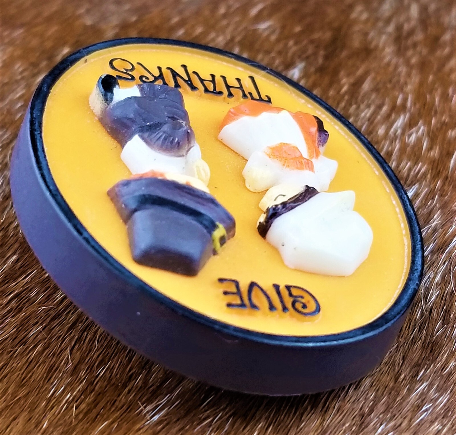 Hallmark Thanksgiving Pilgrim Couple Give Thanks Prayer Brooch Costume Jewelry