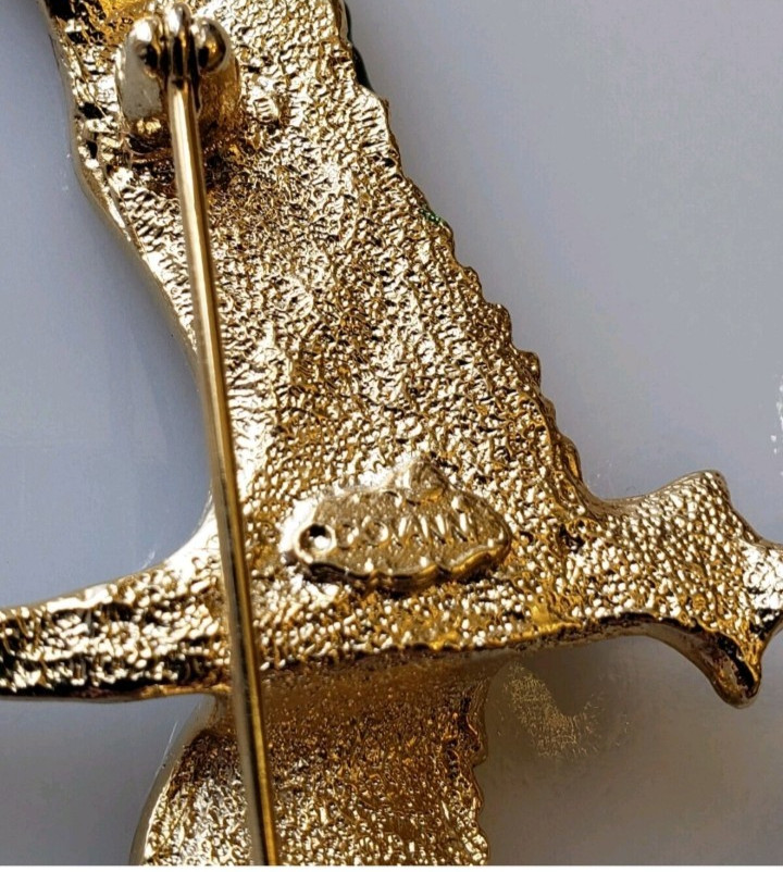 Vtg Giovanni Signed Stork Bird in Flight Gold Plated Enamel Clear Crystal Brooch