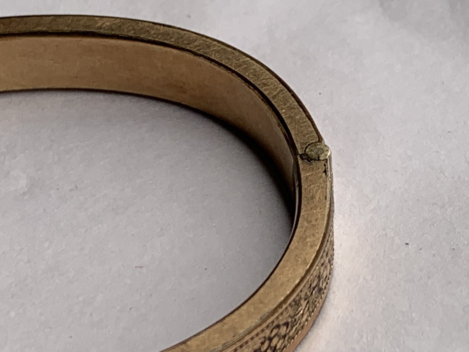 Vtg 60s Gold Plated Hinged Bangle Bracelet 1/4”w Floral Etched Detail Oval Shape