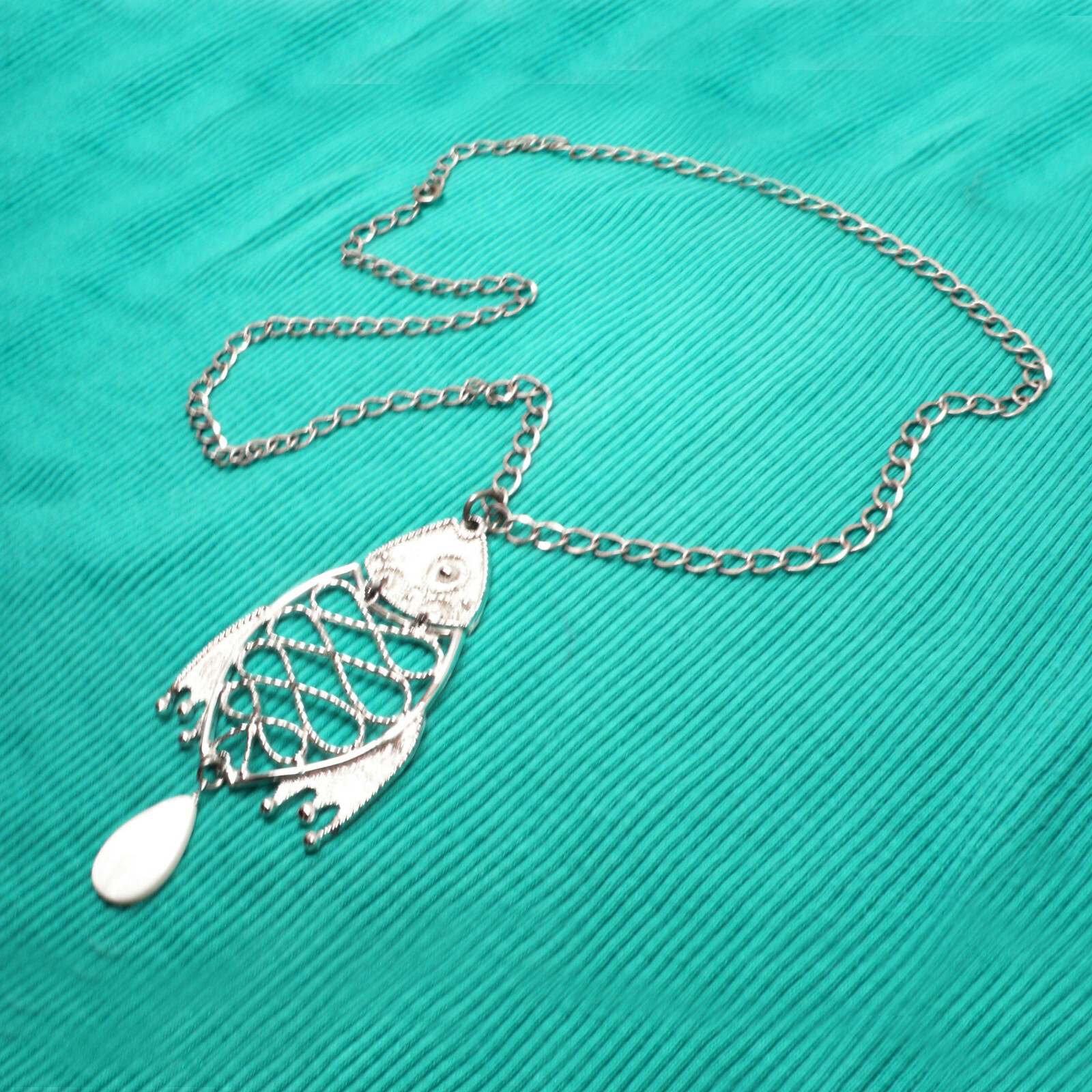 Vintage 1990s Silver Tone Wiggle Fish Pendant 24″ Nickel-Free Chain Necklace