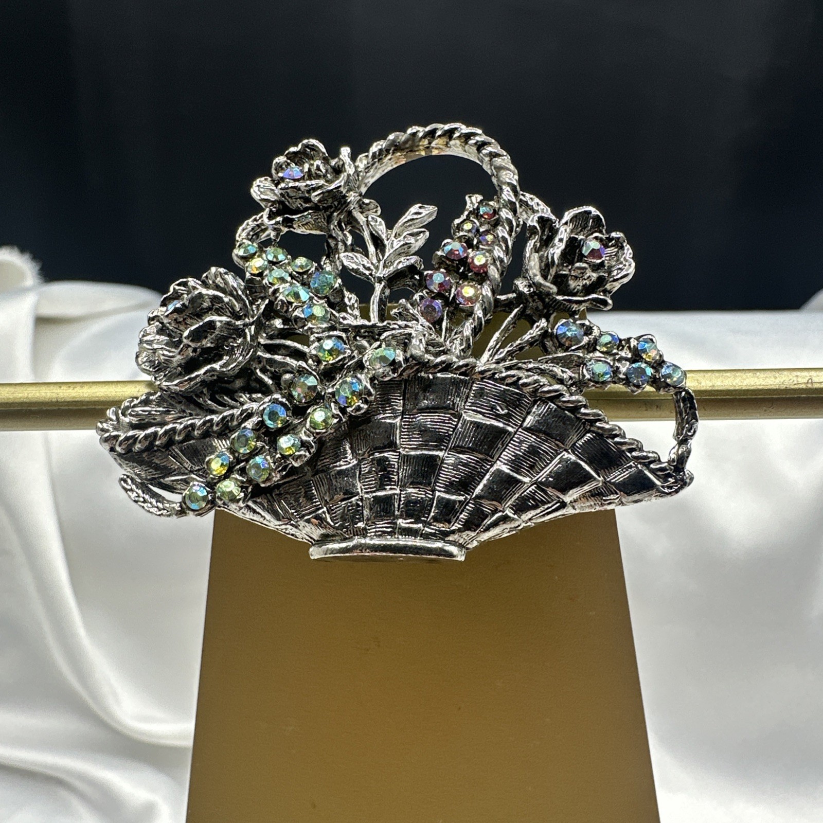 Vtg Thelma Deutsch Basket full of flowers brooch. See pics.