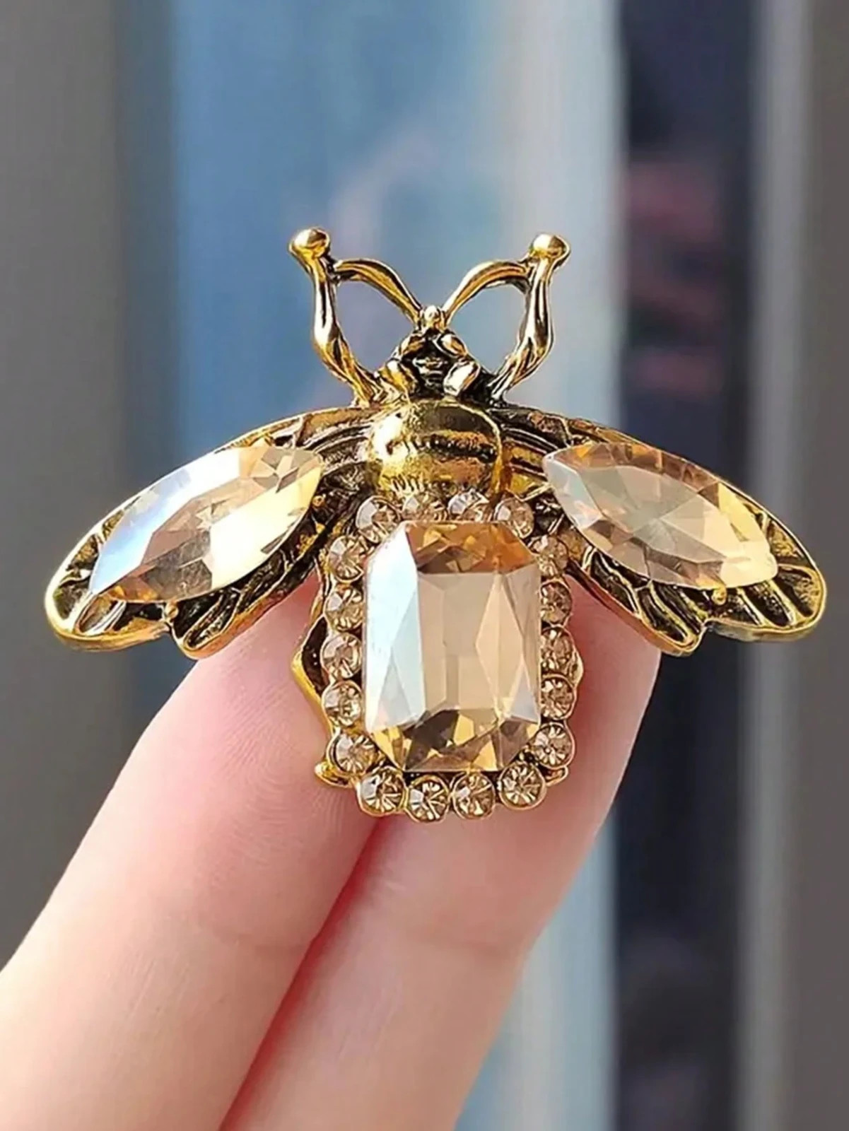 Vintage Baroque Bee Brooch – Gold Zinc Alloy Insect Pin With Faceted Gemstone