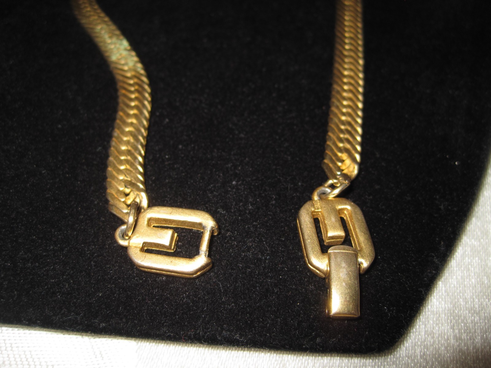 signed Givenchy gold tone herringbone flat style chain w/ double G clasp