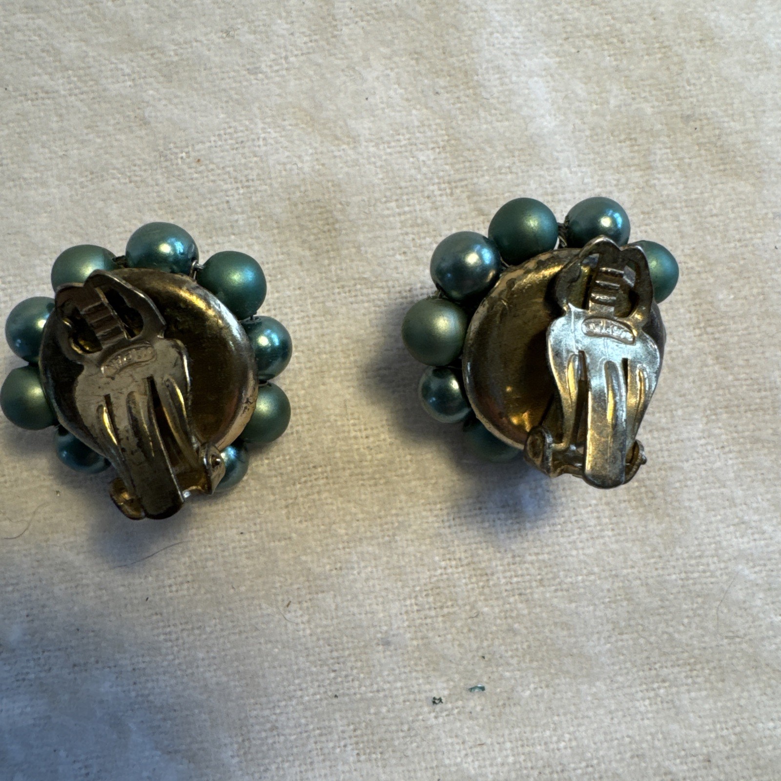 2 Pr Vtg 50’s Gold Tone & Green Cluster Bead Clip on Earrings Japan Hong Kong