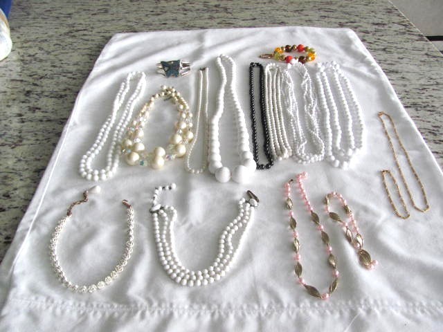 LOT OF 17 PIECES OF VINTAGE COSTUME JEWELRY NECKLACES & BRACELETS ALL WEARABLE