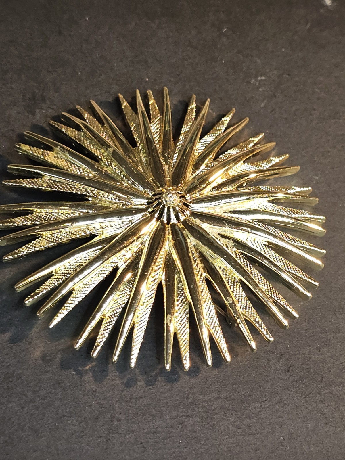 Vintage Emmons Gold Tone Starburst Flower Atomic Brooch Large 2.5″ Textured