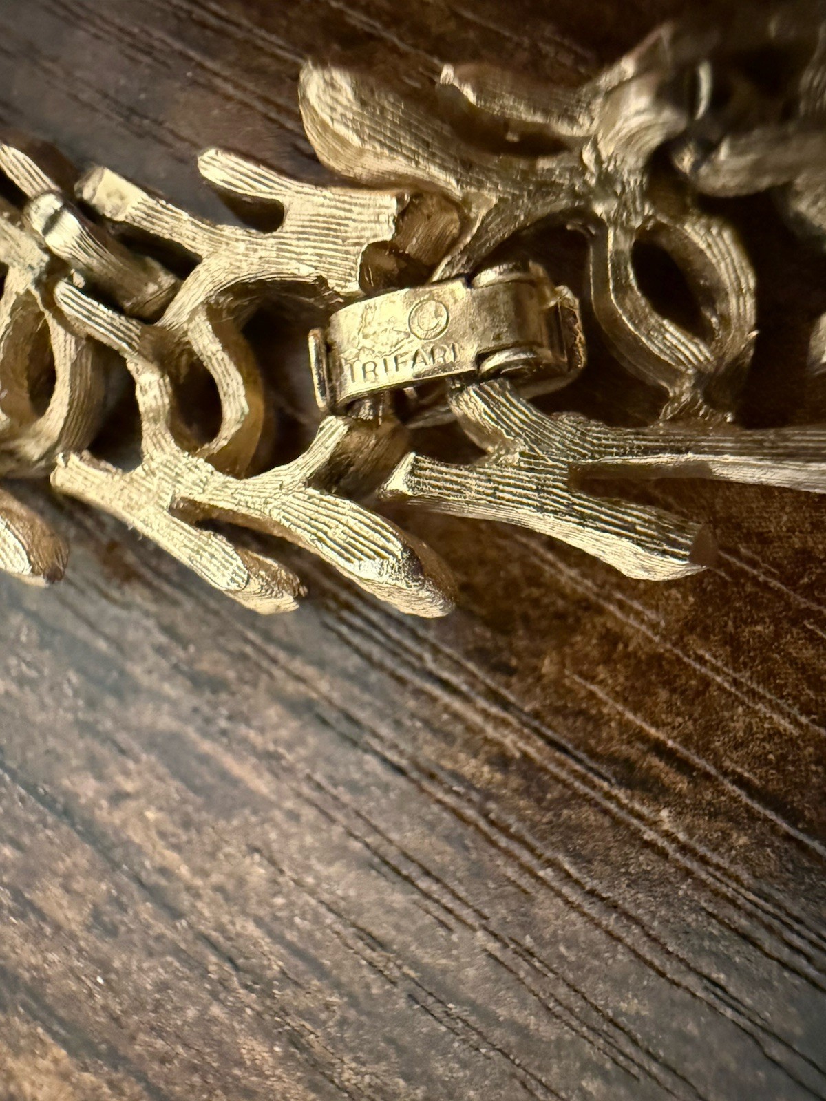 CROWN TRIFARI Link necklace Signed textured vine GOLD Tone Metal Vtg Jewelry