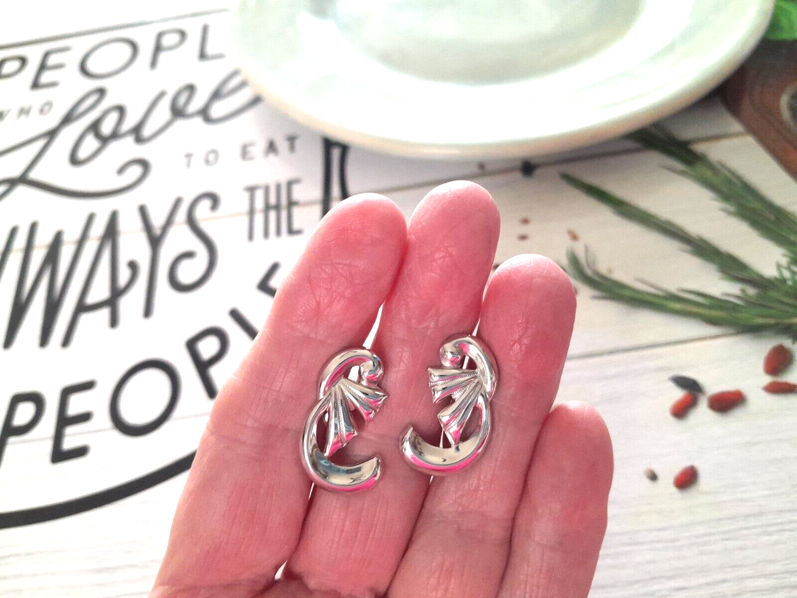 Vintage 1970’s Sterling Silver 925 Ribbon 1″ Screw Back Earrings Beautiful