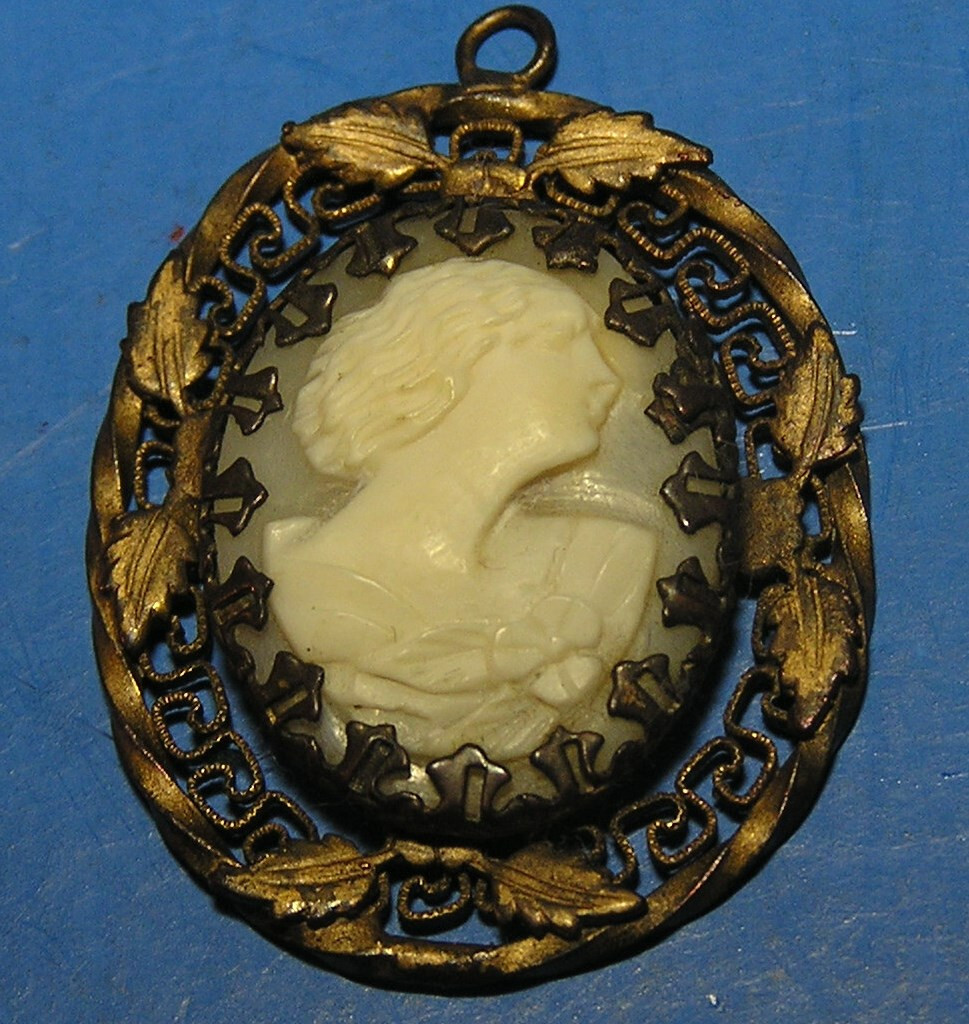Vtg early 1900’s cameo pendant