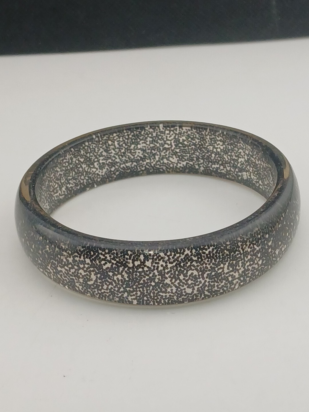 1950s SMOKE GRAY silver glitter confetti inclusions bangle bracelet size 8