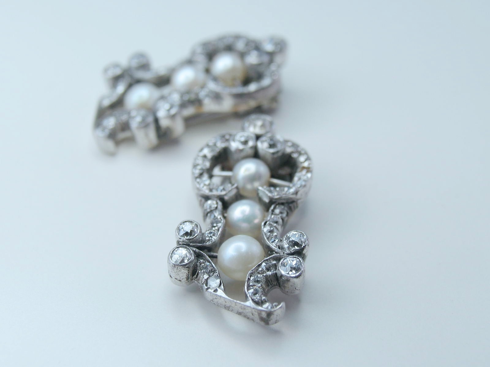 Antique Pair 14k White Gold Lady’s 65 OEC Diamonds 1.88ctw 6 Pearl Fur Clip Pins